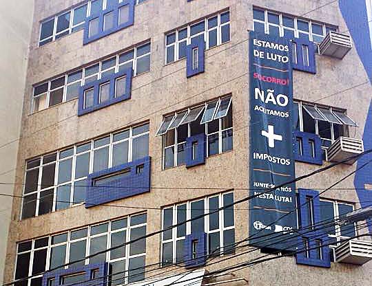 Faixa no prédio da Aciapi/CDL de Ipatinga manifesta o repúdio dos empresários ao aumento da tributação em Minas Gerais