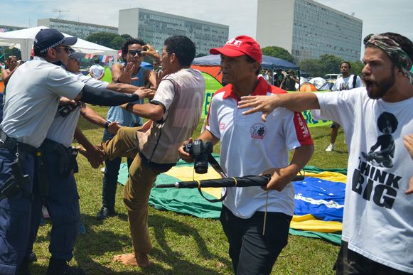 Brasília - Manifestantes acampados no gramado do Congresso Nacional entraram em confronto com integrantes da Marcha das Mulheres Negras durante passeata contra o racismo e a violência (Marcello Casal Jr/Agência Brasil)