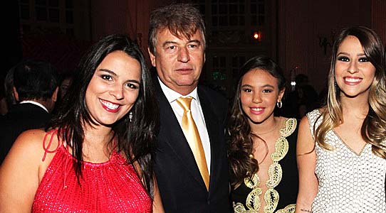 O diretor da Saritur, Rubens Lessa Carvalho com as filhas Sofia, Ana Luíza e Sarah