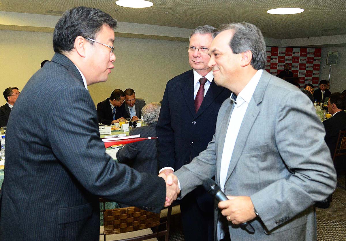 O presidente da Fiemg Vale do Aço, Luciano Araújo, e o presidente da Viga Caldeiraria, Flaviano Gaggiato, cumprimentam o cônsul-geral da China Song Yang 